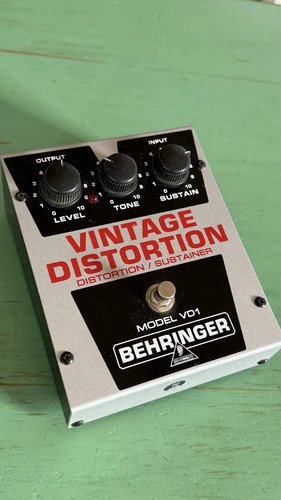 Pedal De Guitarra Behringer Vd1 Distorsión Vintage Color Plateado